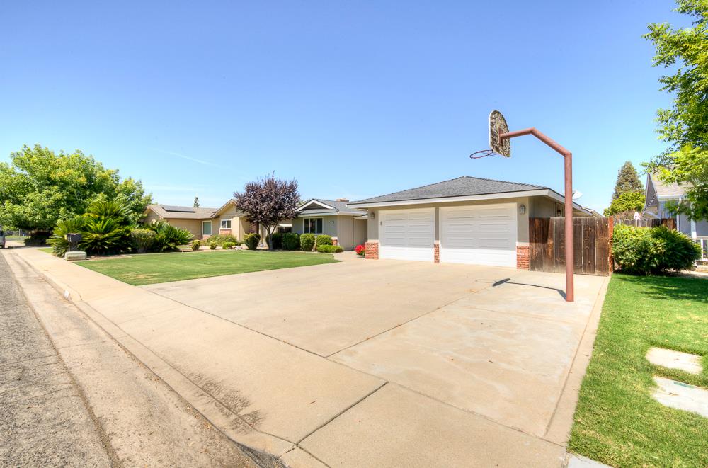 824 W Herbert Ave, Reedley, CA 93654