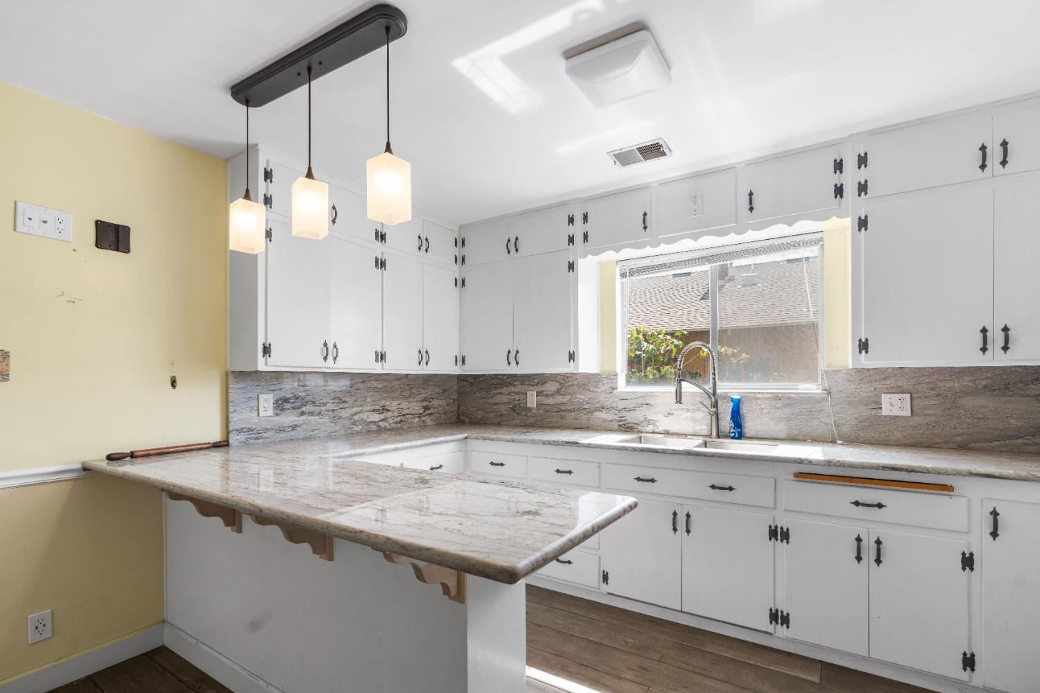 511 N St, Sanger, CA 93657