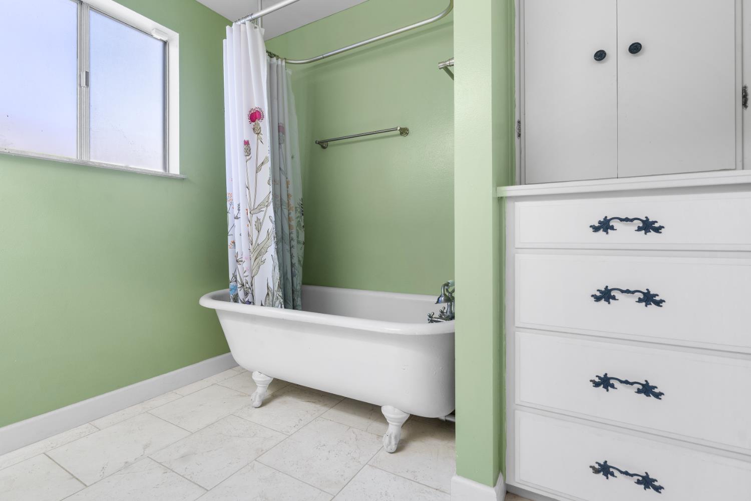 511 N St, Sanger, CA 93657