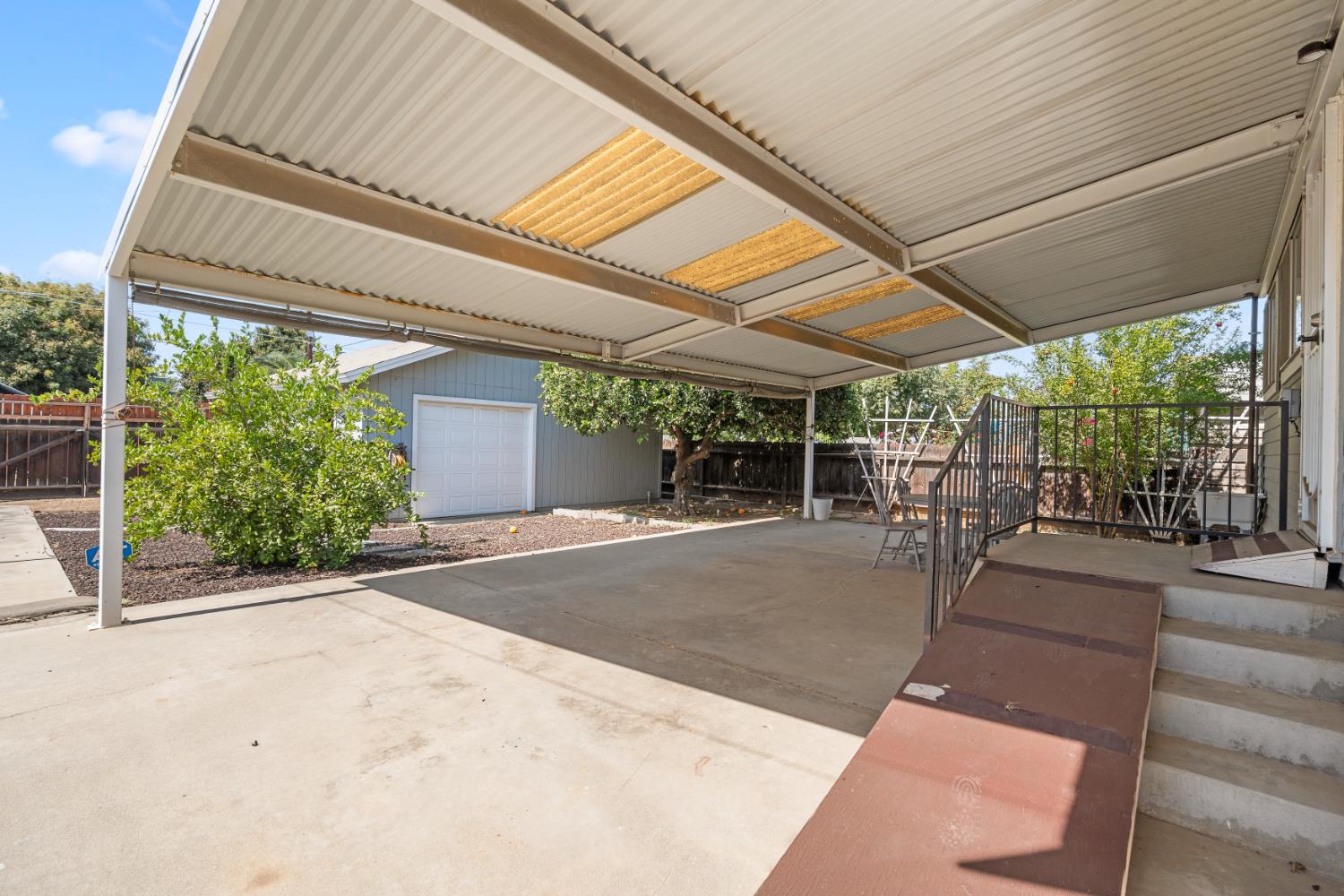 511 N St, Sanger, CA 93657