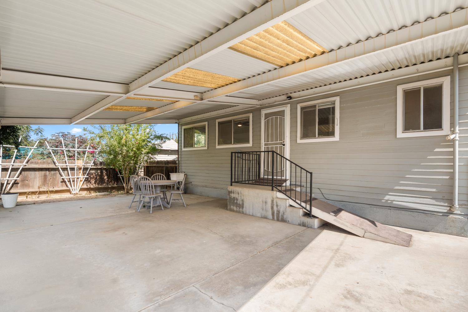 511 N St, Sanger, CA 93657