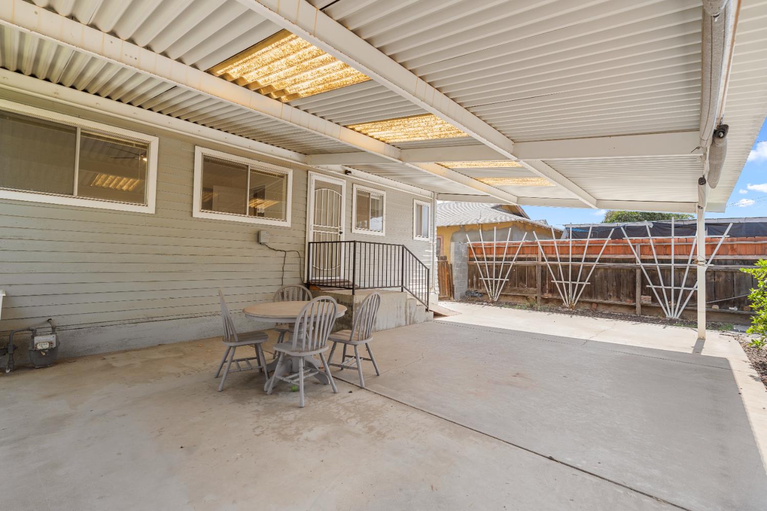 511 N St, Sanger, CA 93657