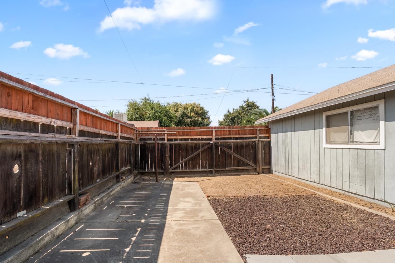 511 N St, Sanger, CA 93657