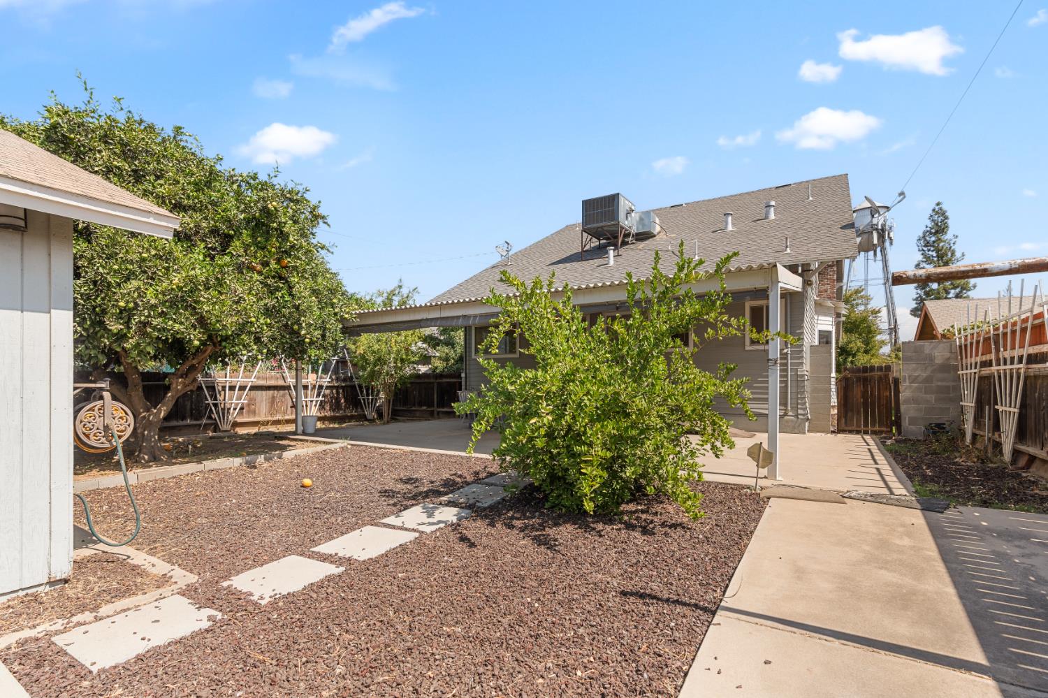 511 N St, Sanger, CA 93657