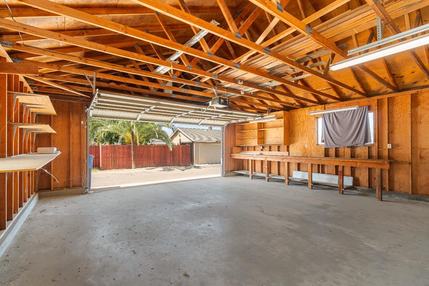 511 N St, Sanger, CA 93657