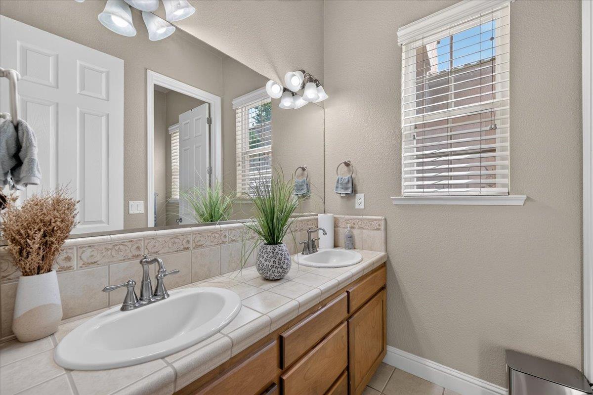 6580 W Wrenwood Ln, Fresno, CA 93723