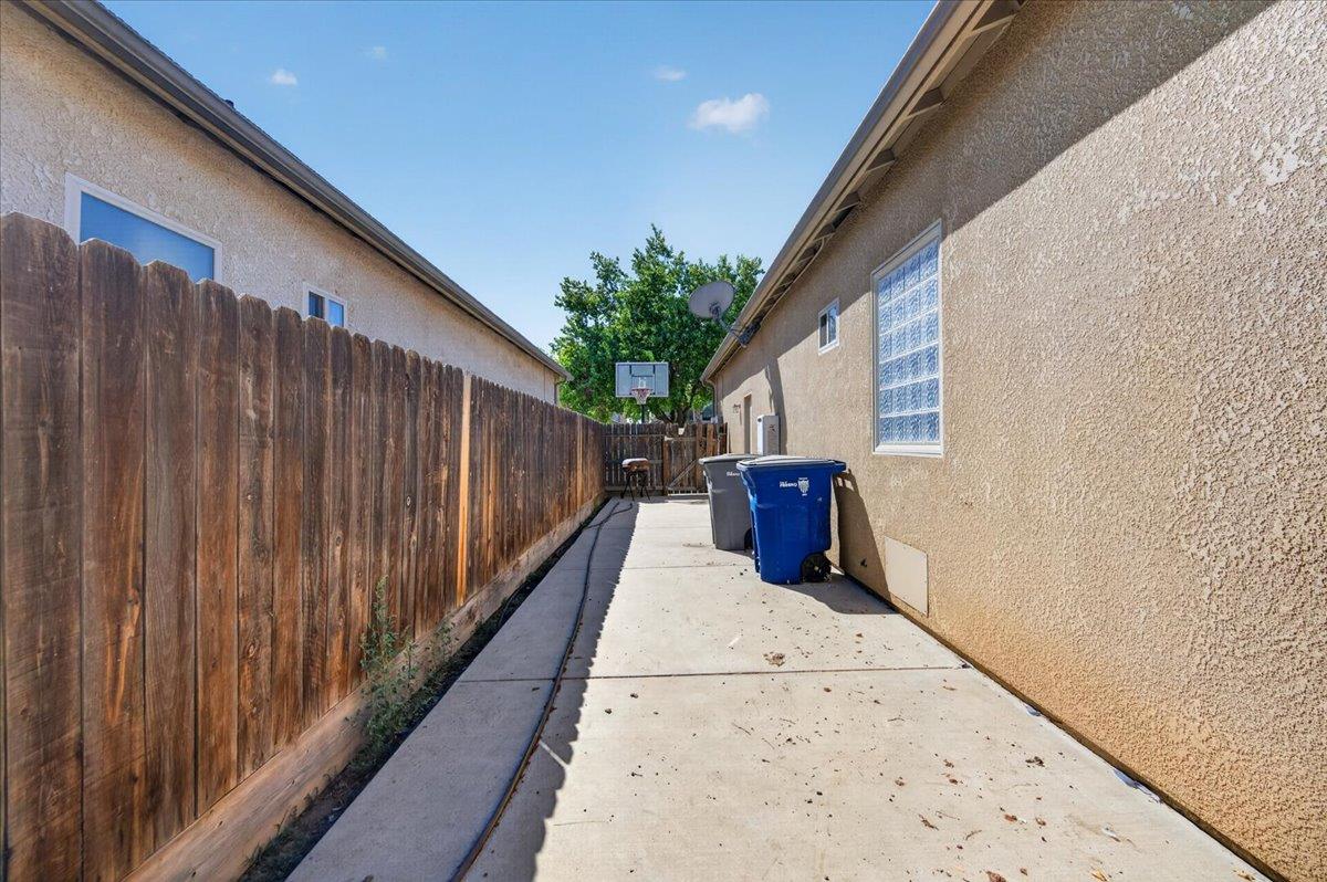 6580 W Wrenwood Ln, Fresno, CA 93723