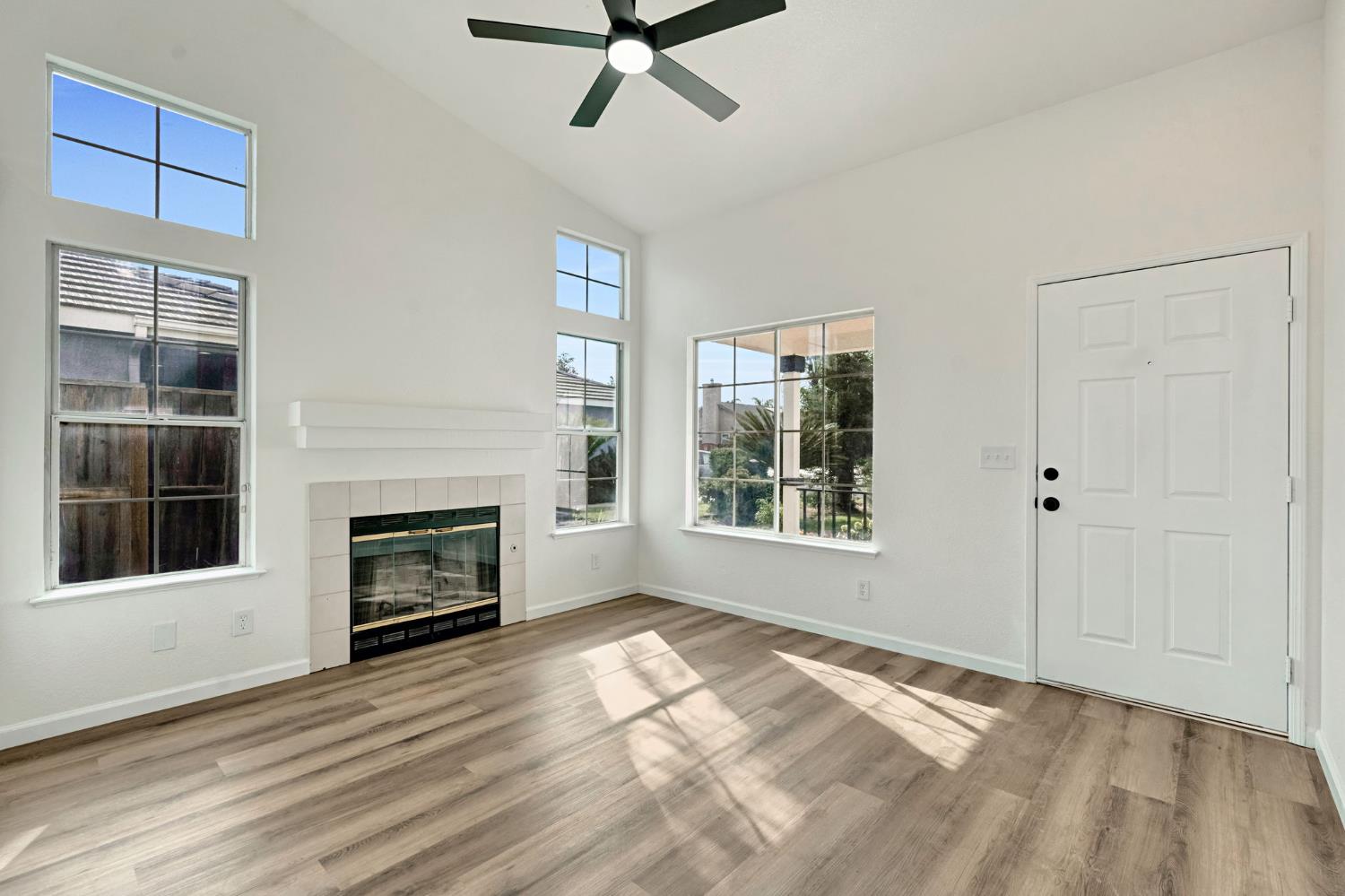 5558 W Ashcroft Ave, Fresno, CA 93722