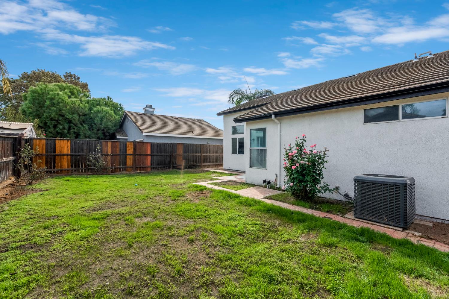 5558 W Ashcroft Ave, Fresno, CA 93722