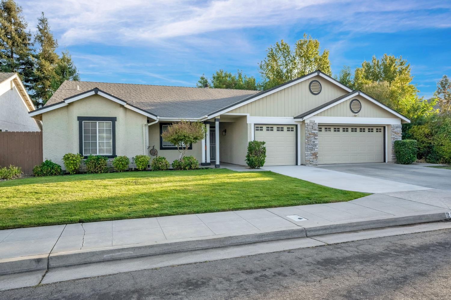 2110 Goshen Ave, Clovis, CA 93611