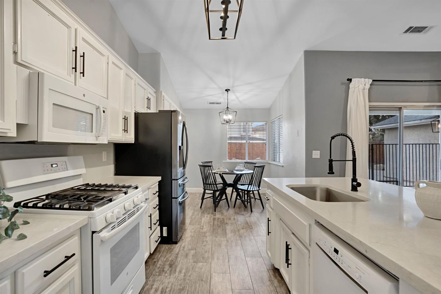 2110 Goshen Ave, Clovis, CA 93611