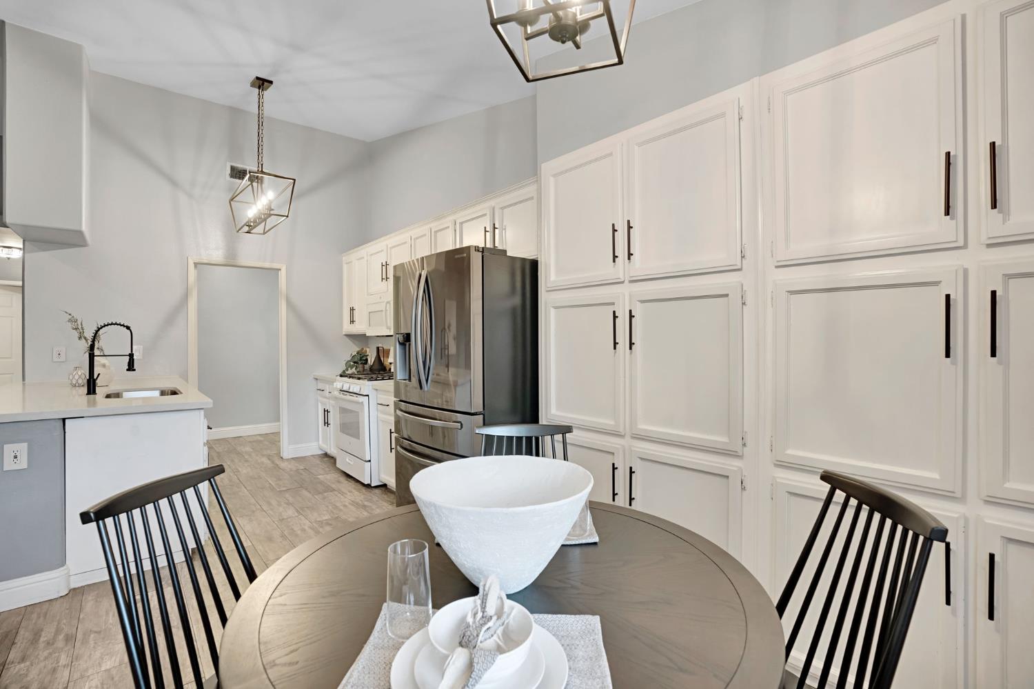 2110 Goshen Ave, Clovis, CA 93611