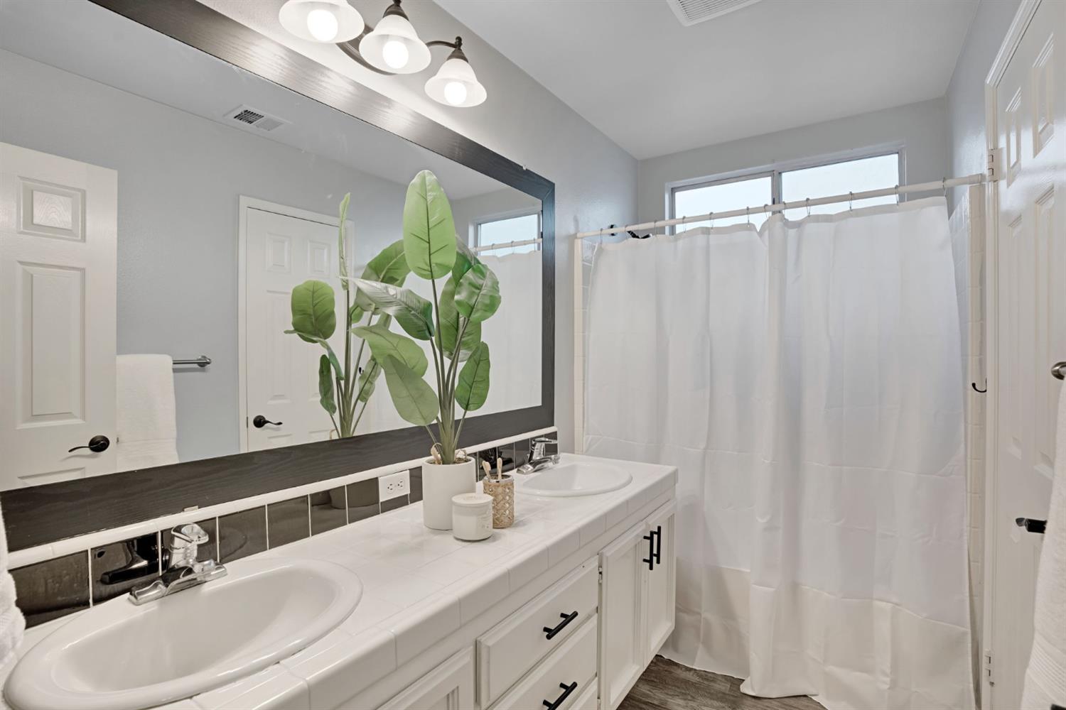 2110 Goshen Ave, Clovis, CA 93611