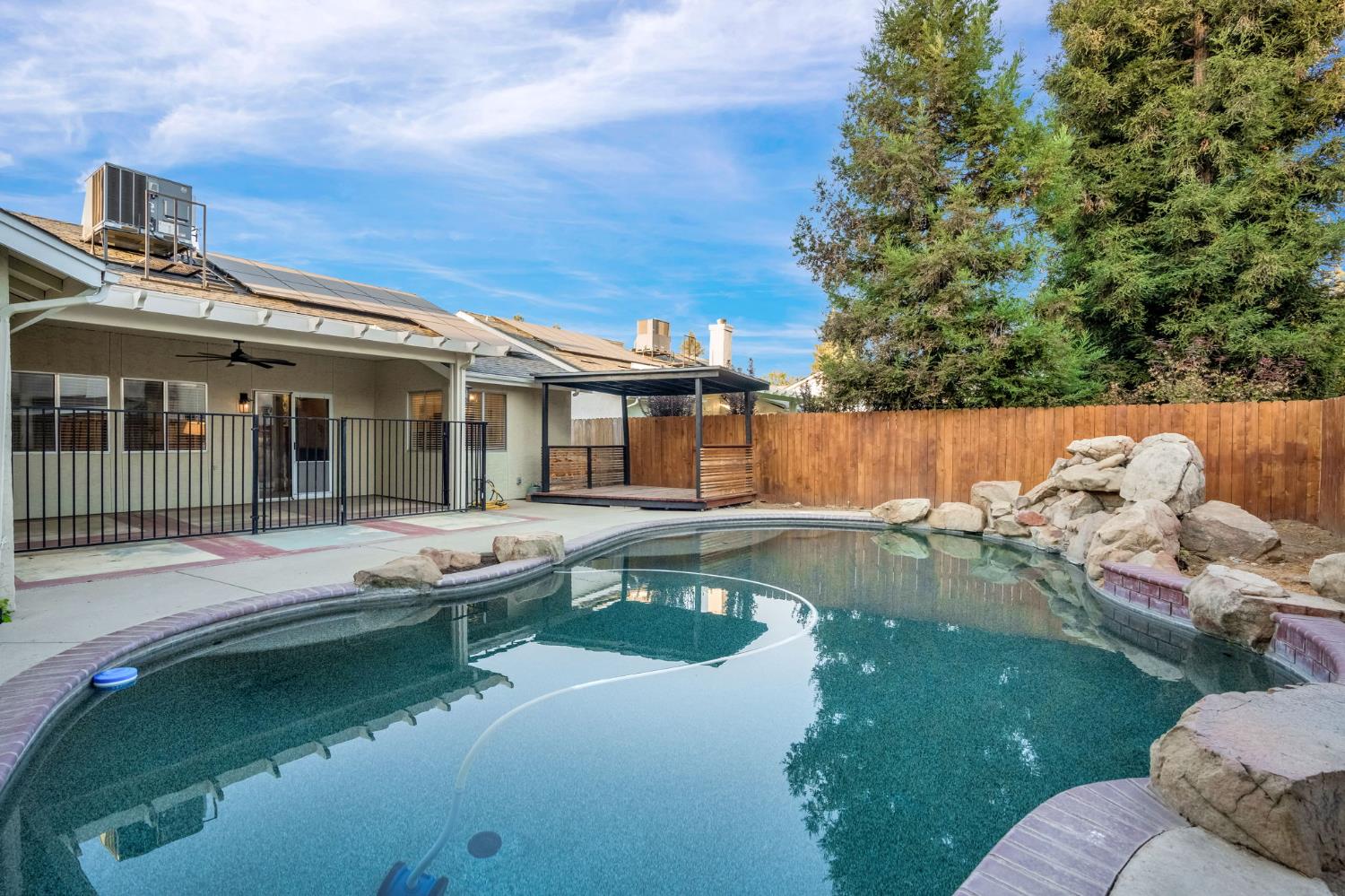 2110 Goshen Ave, Clovis, CA 93611