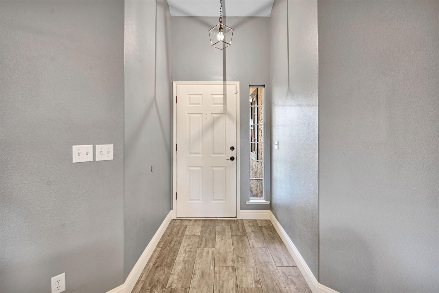 2110 Goshen Ave, Clovis, CA 93611