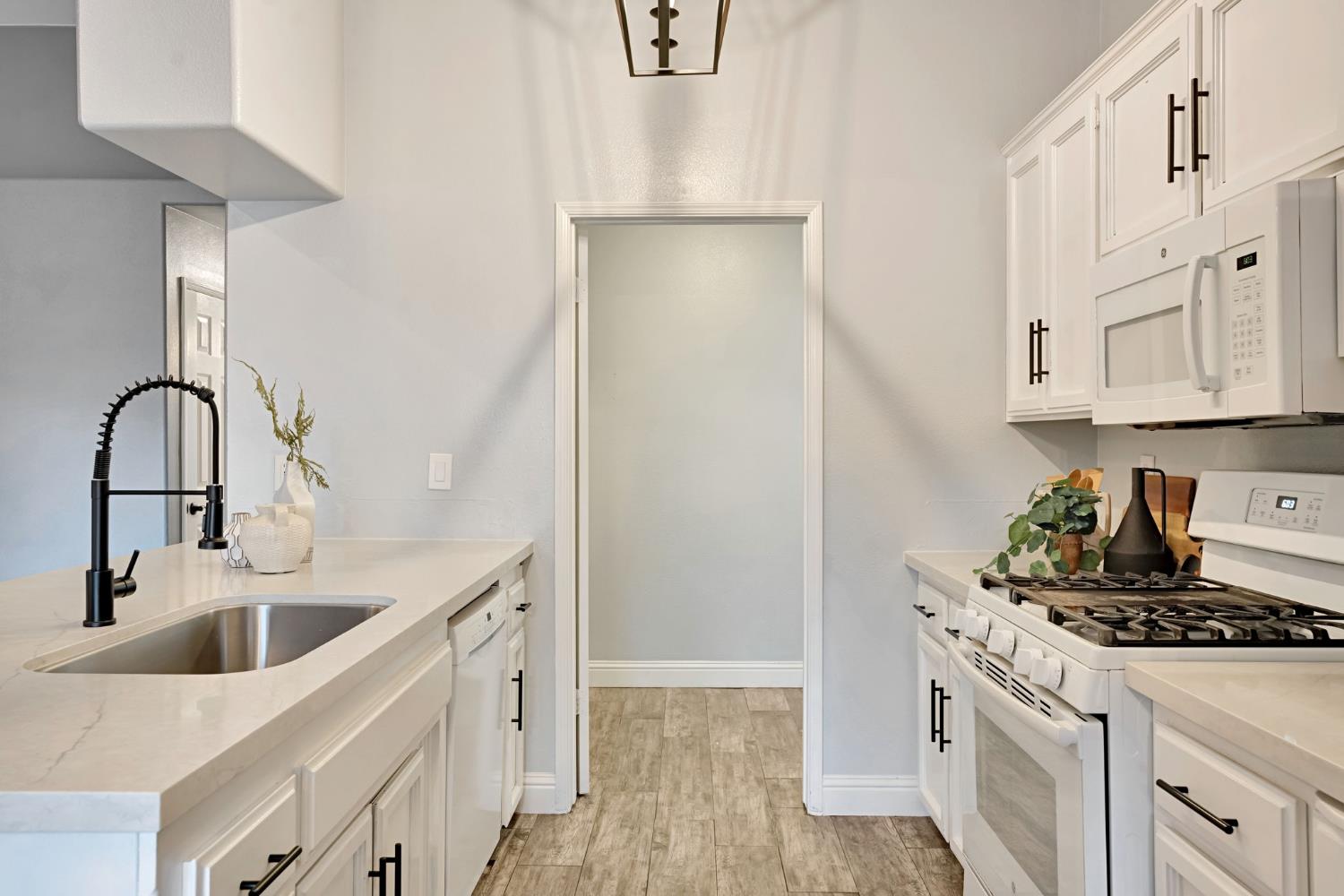 2110 Goshen Ave, Clovis, CA 93611