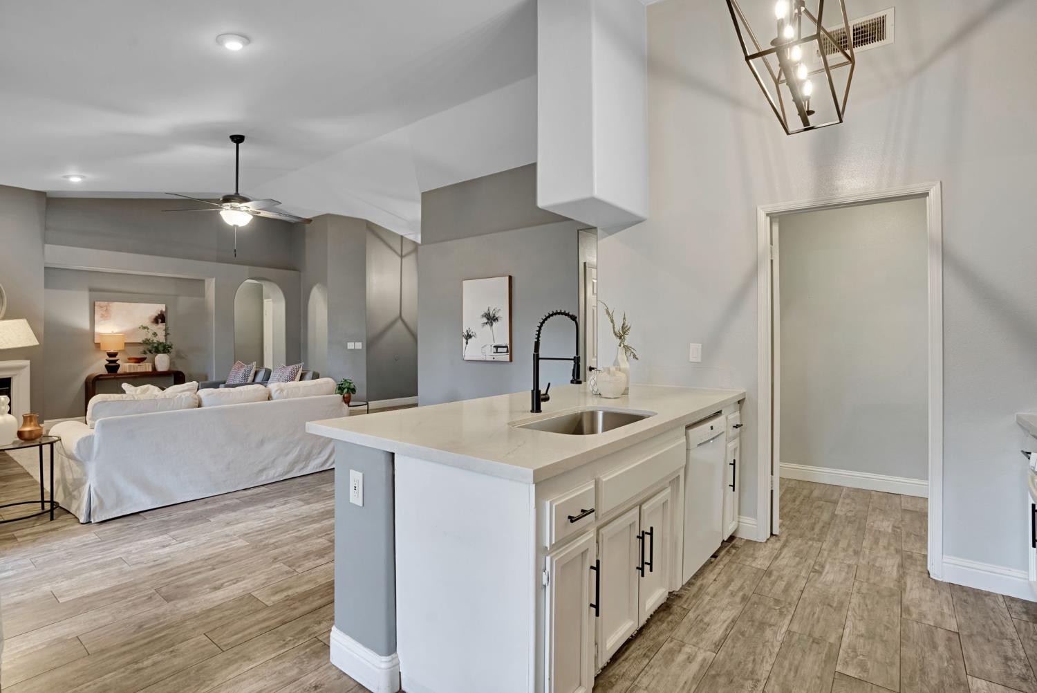 2110 Goshen Ave, Clovis, CA 93611