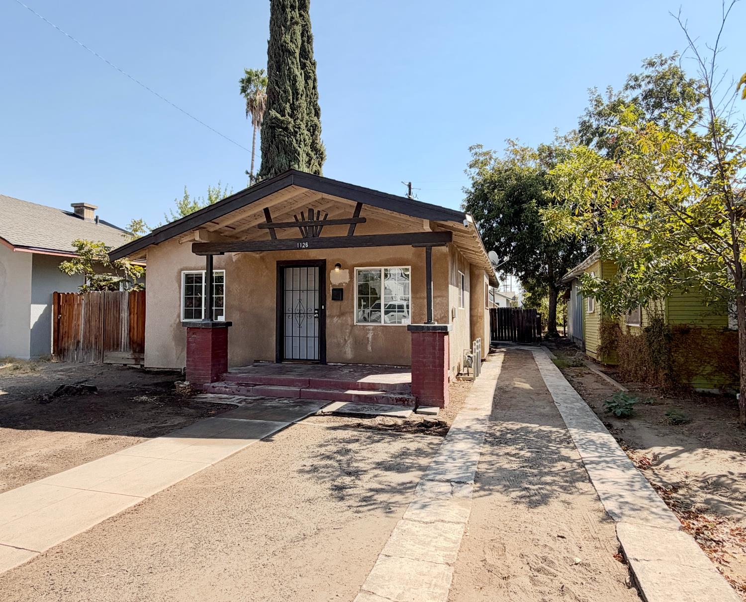 1126 N Roosevelt Ave, Fresno, CA 93728