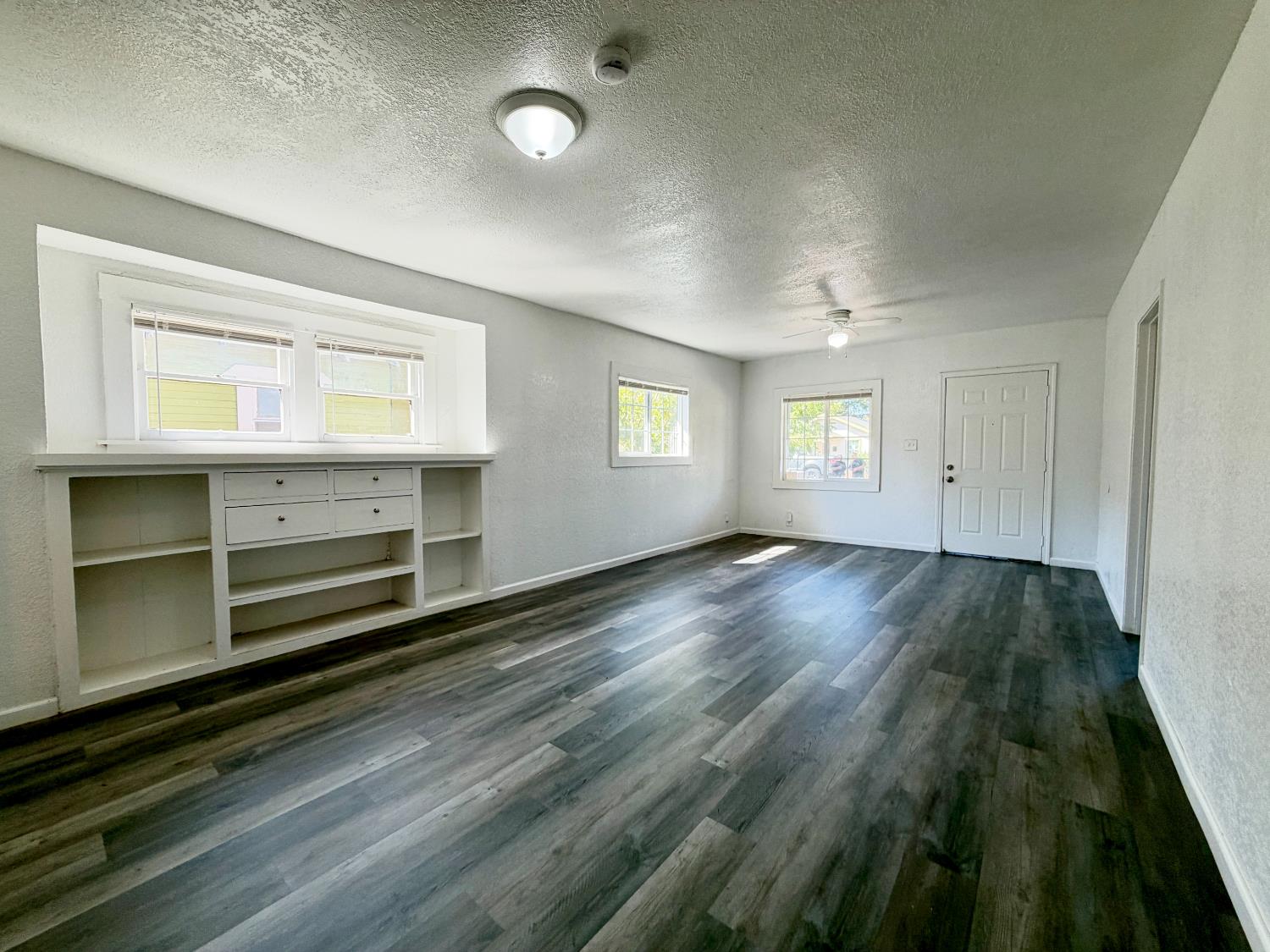 1126 N Roosevelt Ave, Fresno, CA 93728