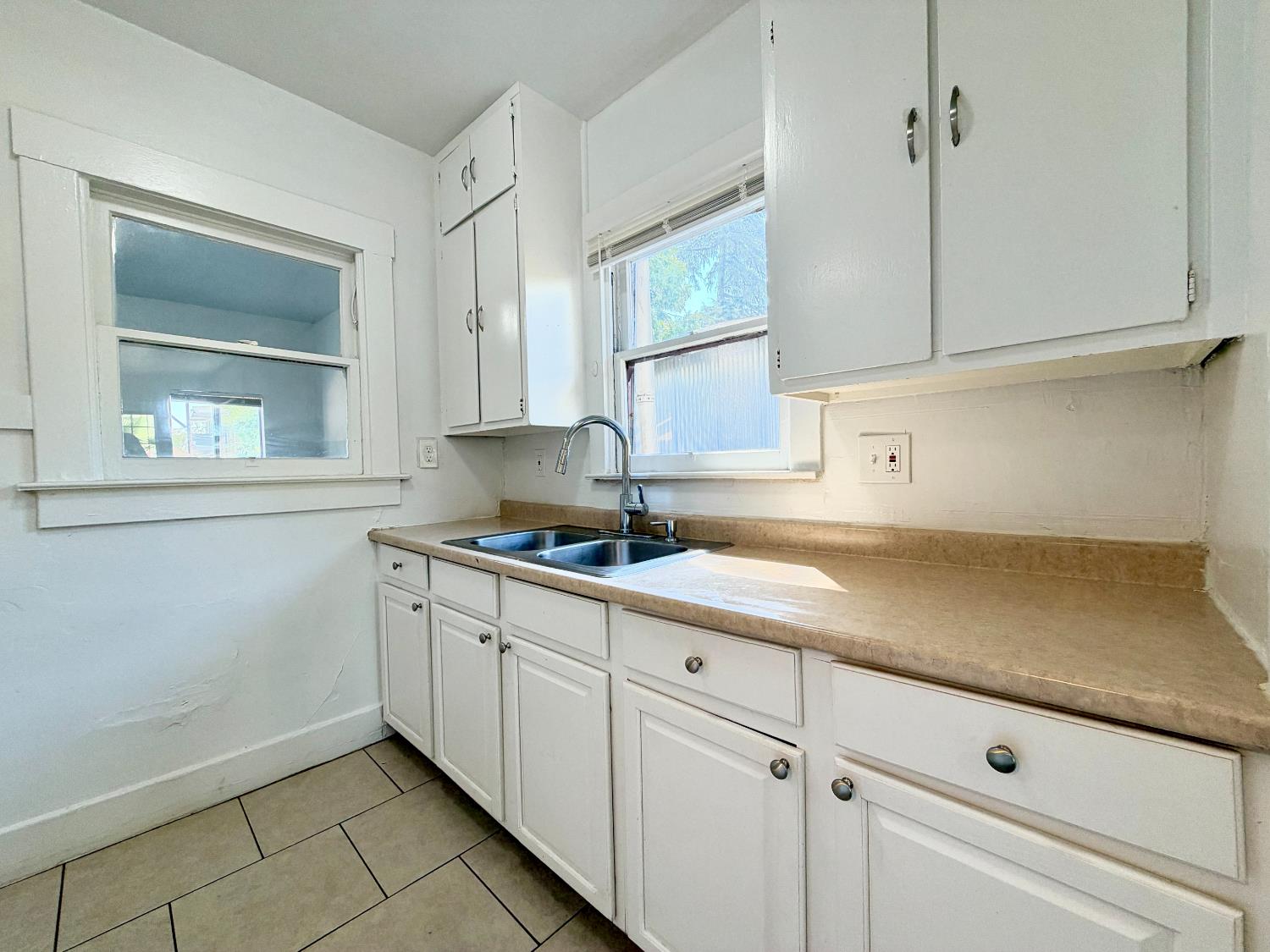 1126 N Roosevelt Ave, Fresno, CA 93728