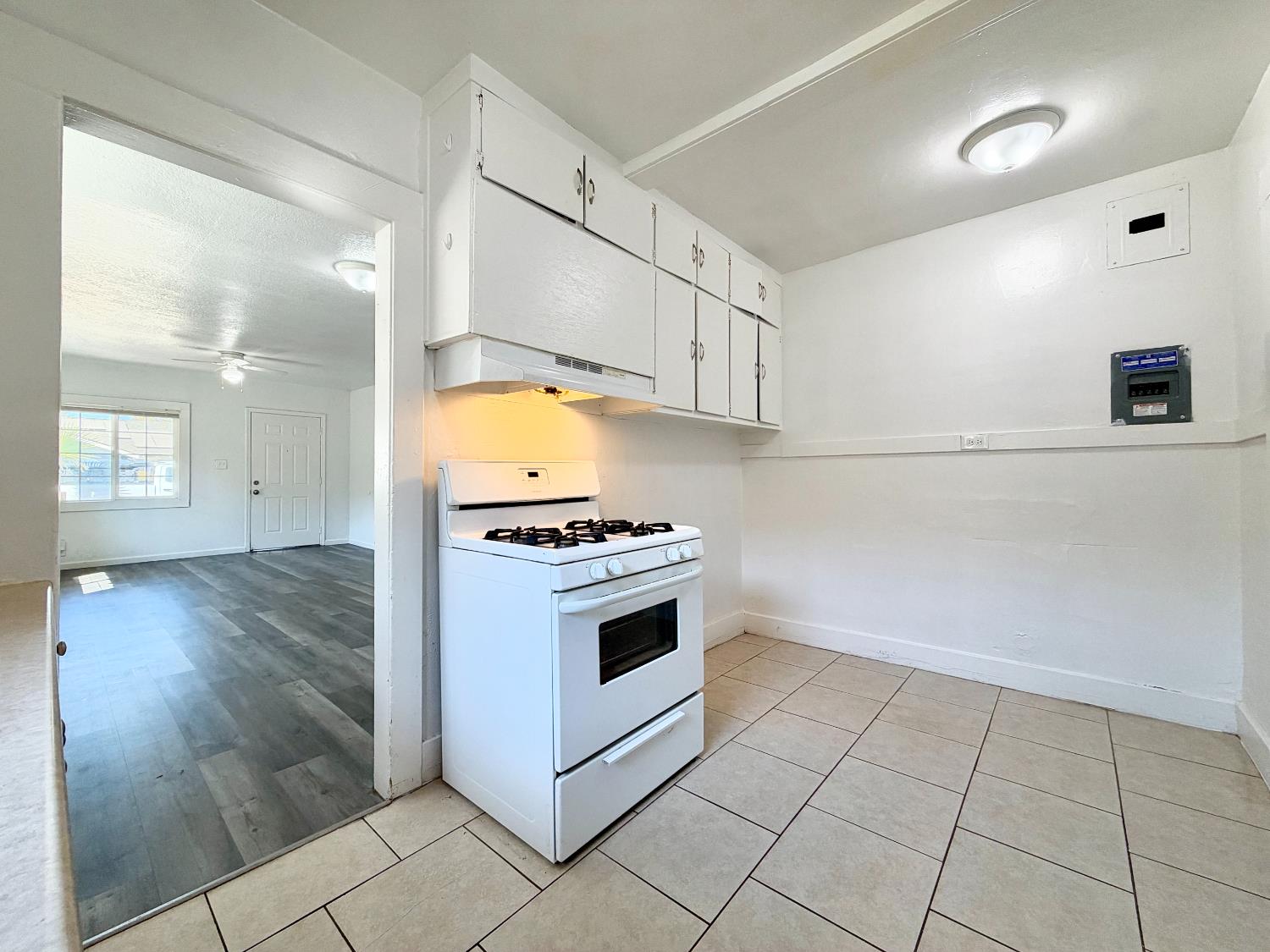 1126 N Roosevelt Ave, Fresno, CA 93728