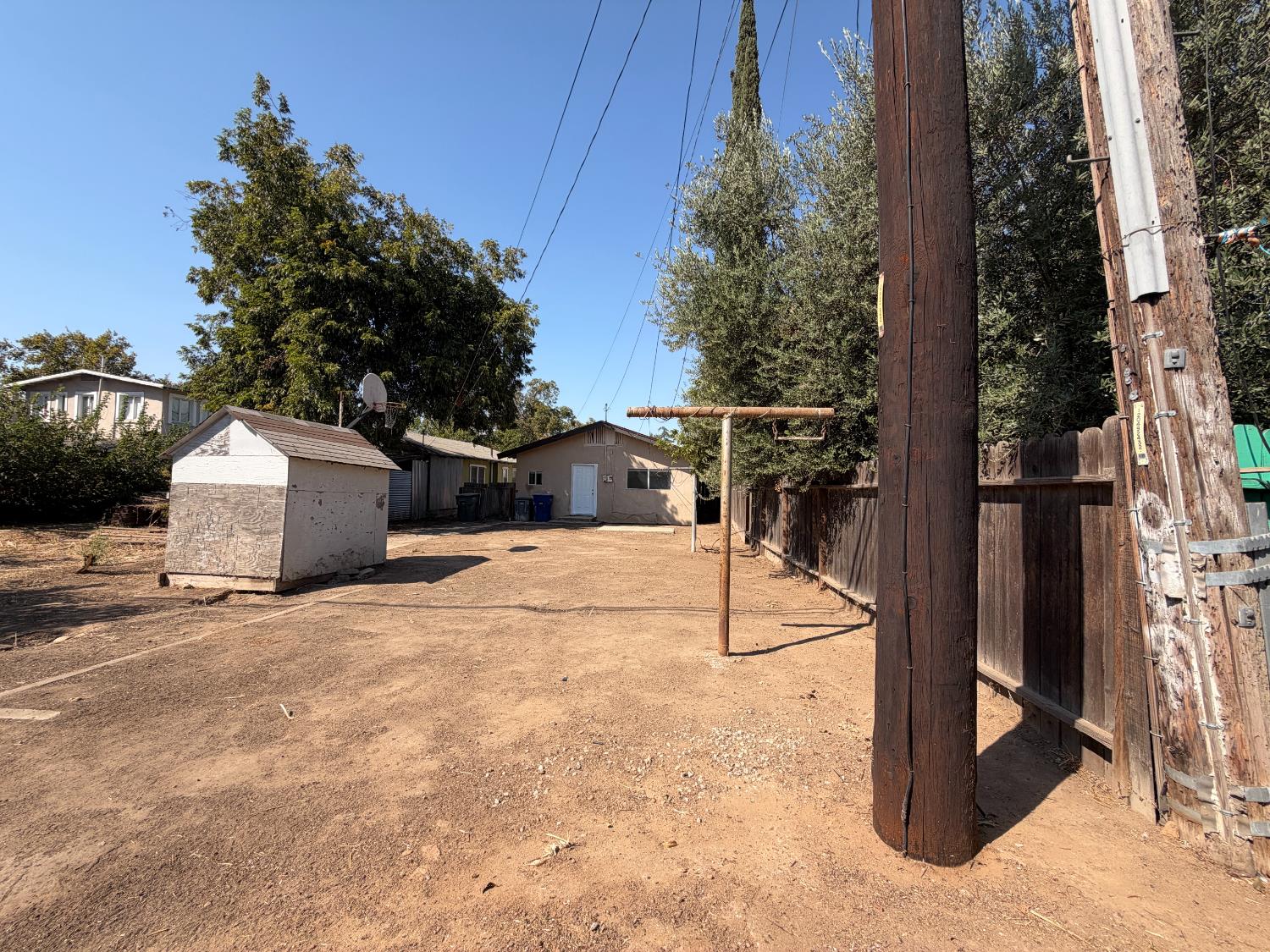 1126 N Roosevelt Ave, Fresno, CA 93728
