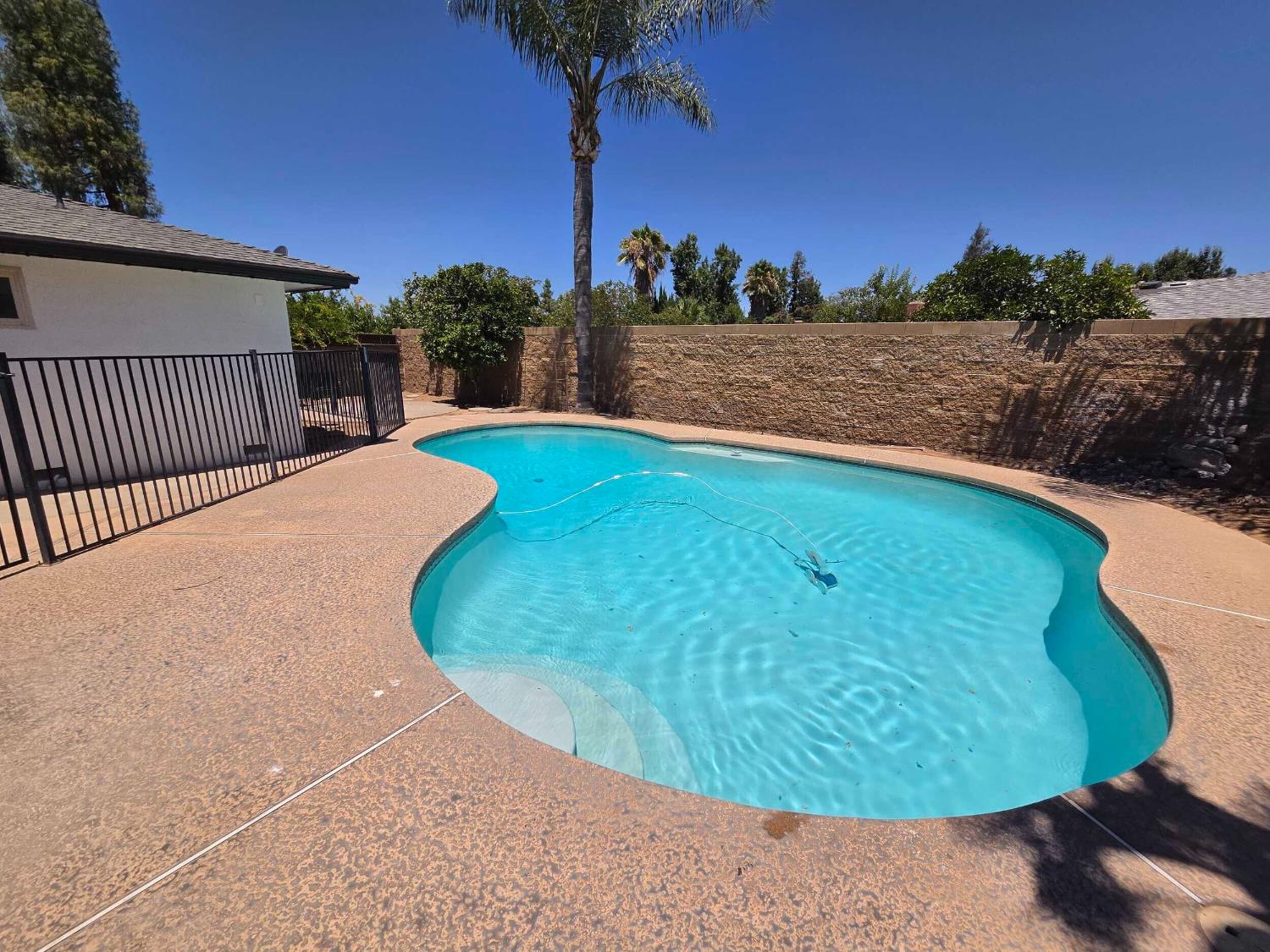2096 E Sierra Ave, Fresno, CA 93710