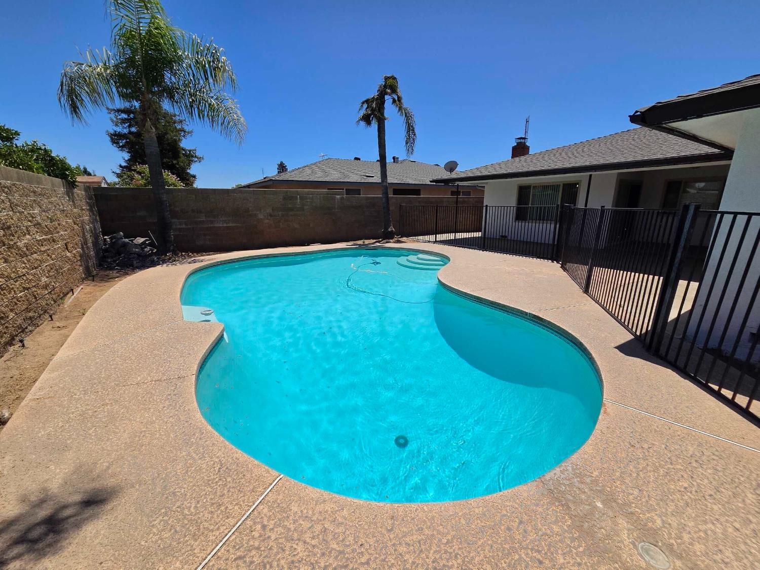 2096 E Sierra Ave, Fresno, CA 93710
