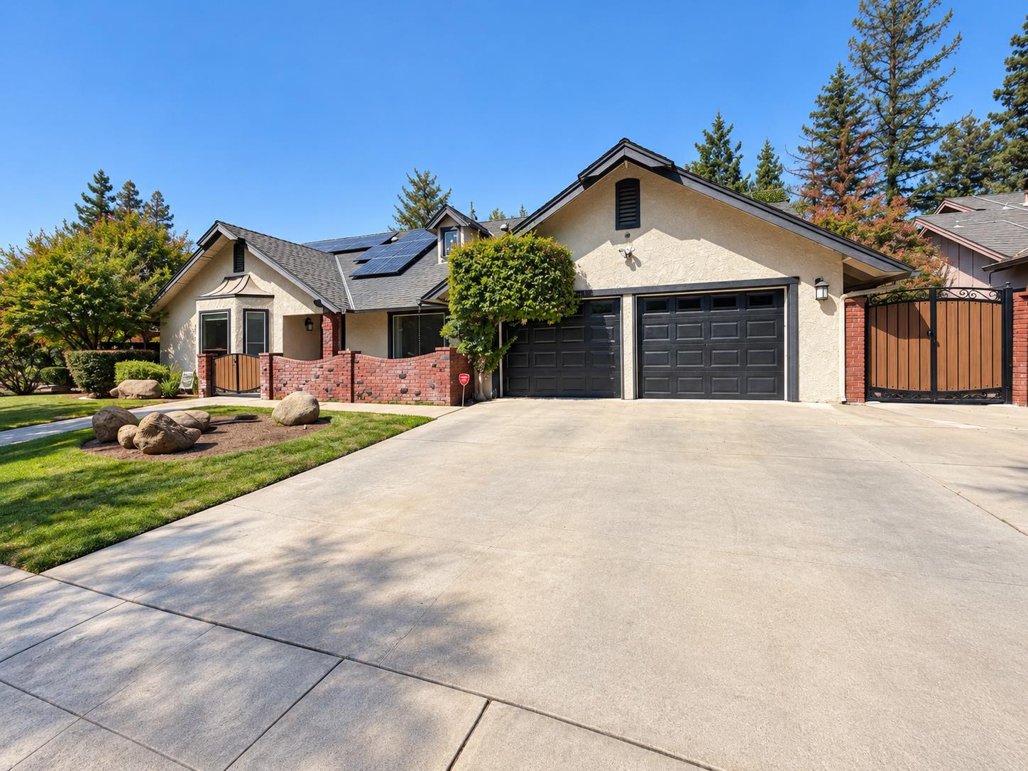 8575 N Fuller Ave, Fresno, CA 93720