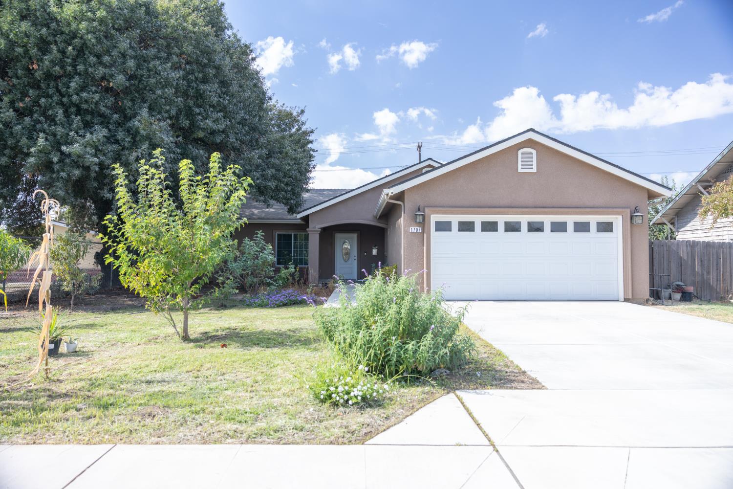 1707 Sylvia St, Selma, CA 93662