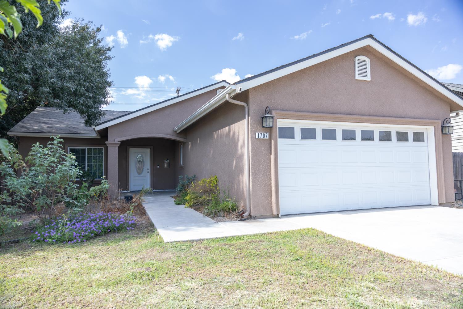 1707 Sylvia St, Selma, CA 93662
