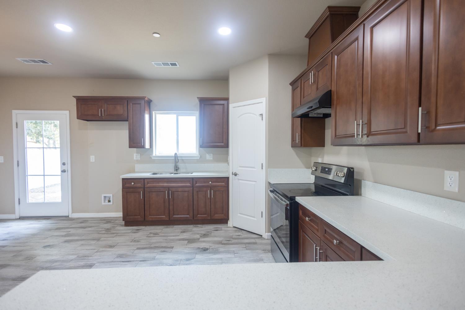 1707 Sylvia St, Selma, CA 93662