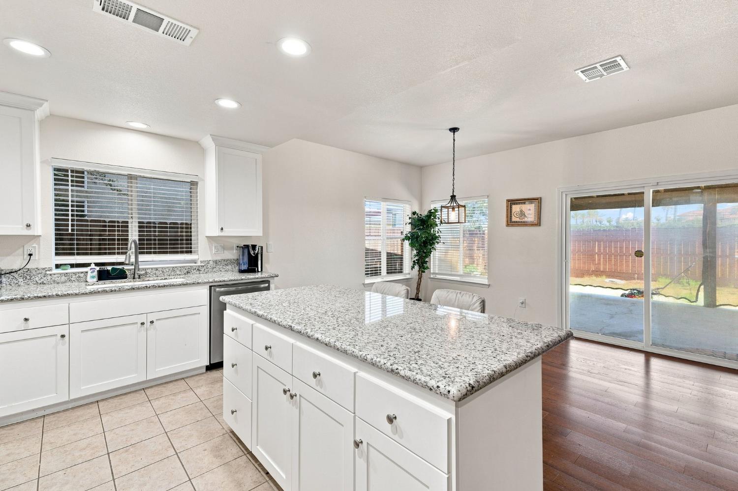 2834 Cherry Tree Ln, Madera, CA 93637