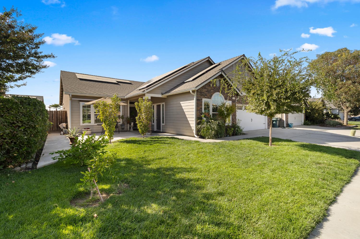 689 Montana De Oro St, Tulare, CA 93274