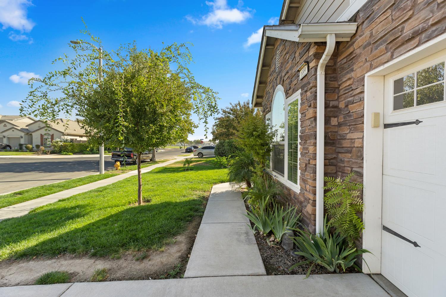 689 Montana De Oro St, Tulare, CA 93274