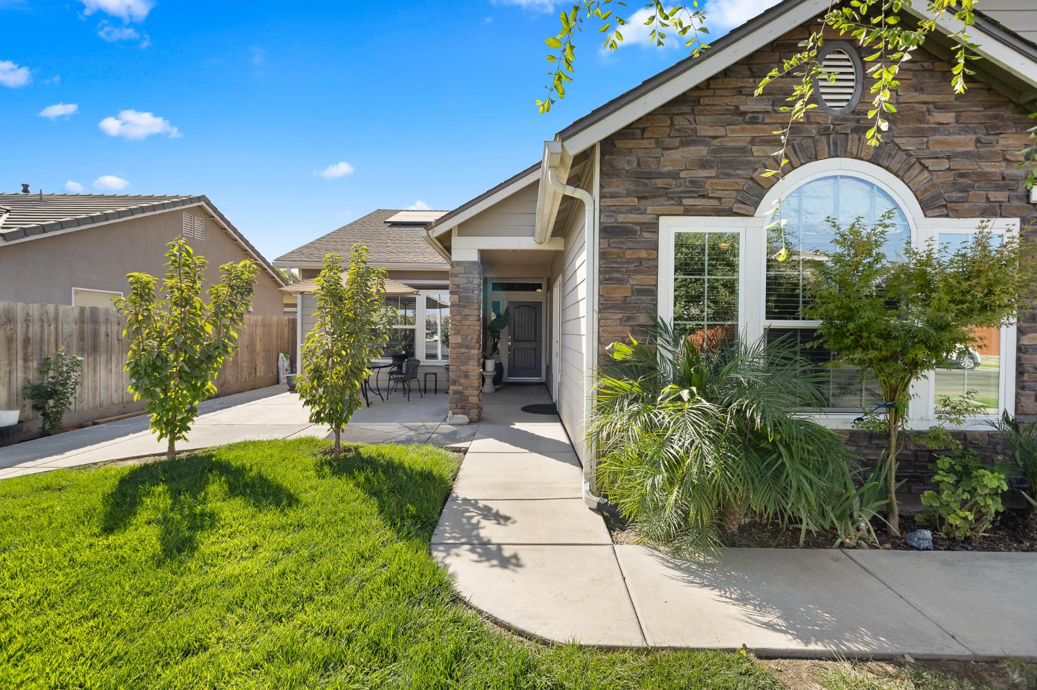 689 Montana De Oro St, Tulare, CA 93274