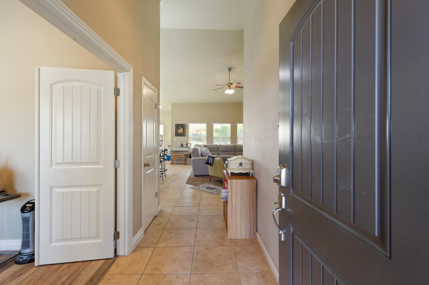 689 Montana De Oro St, Tulare, CA 93274