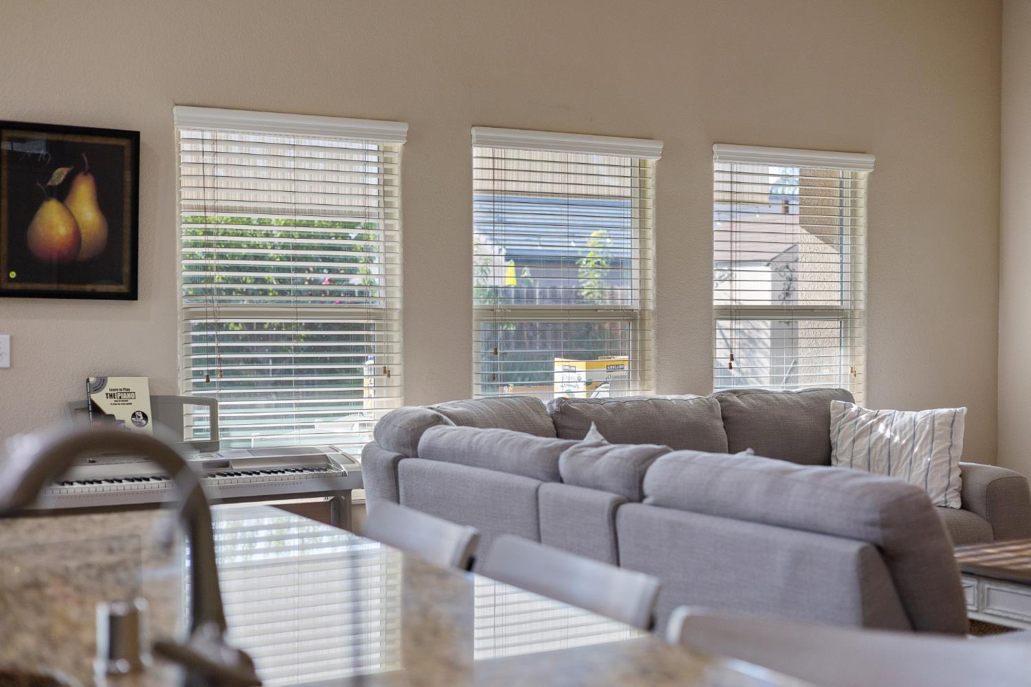 689 Montana De Oro St, Tulare, CA 93274