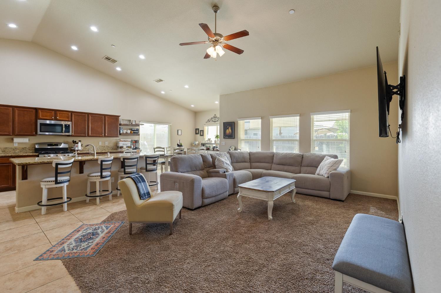689 Montana De Oro St, Tulare, CA 93274