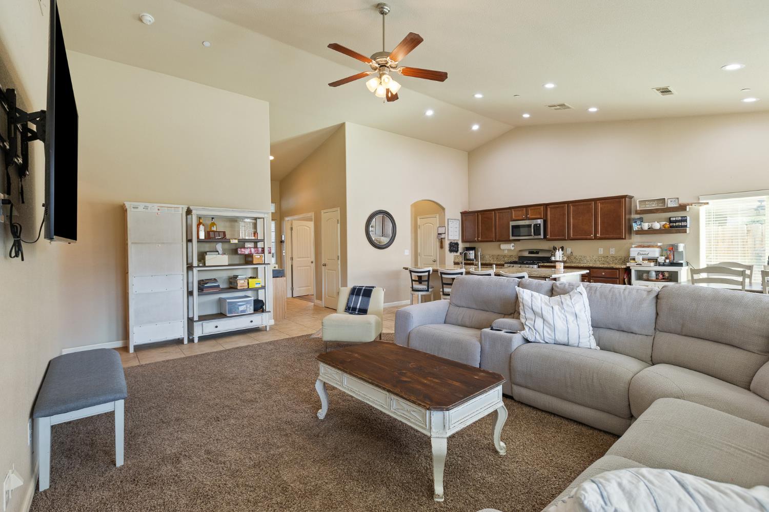 689 Montana De Oro St, Tulare, CA 93274