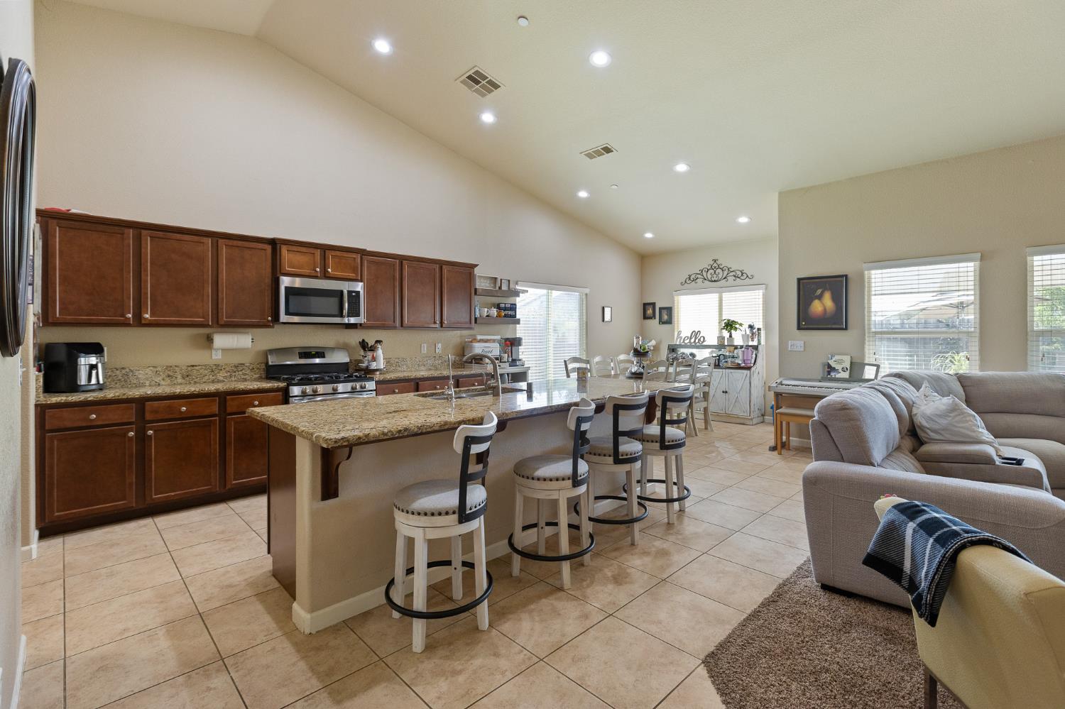 689 Montana De Oro St, Tulare, CA 93274