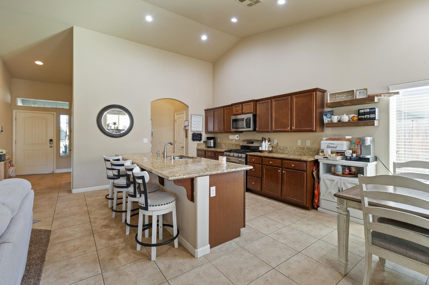 689 Montana De Oro St, Tulare, CA 93274