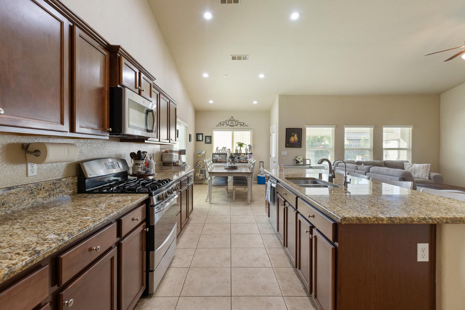 689 Montana De Oro St, Tulare, CA 93274