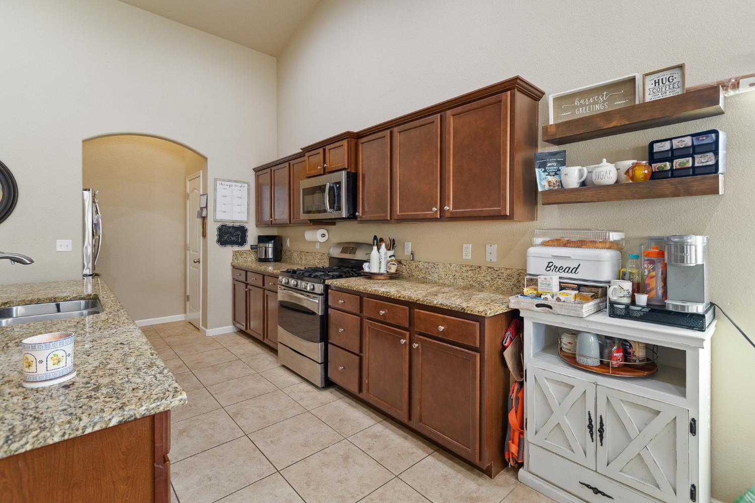 689 Montana De Oro St, Tulare, CA 93274