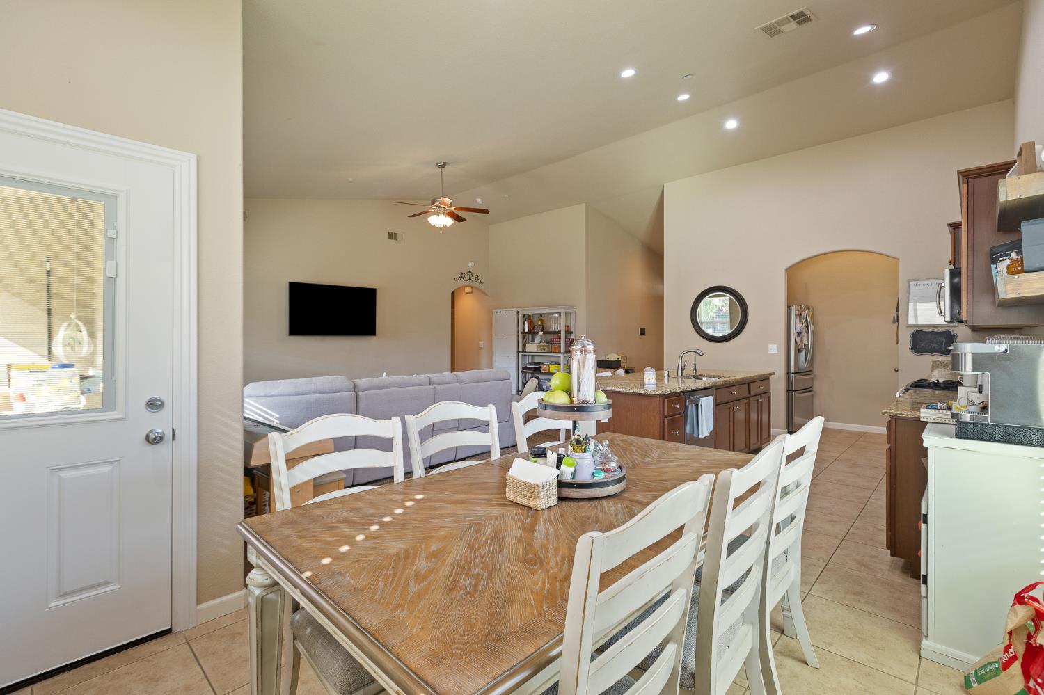 689 Montana De Oro St, Tulare, CA 93274