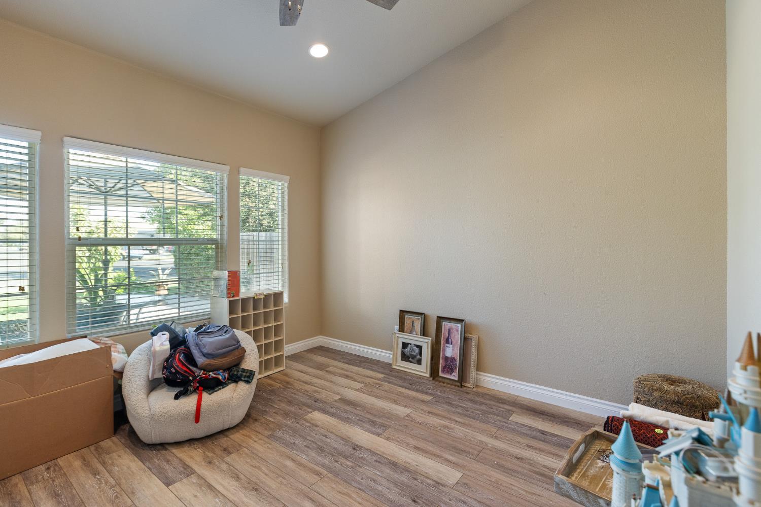 689 Montana De Oro St, Tulare, CA 93274
