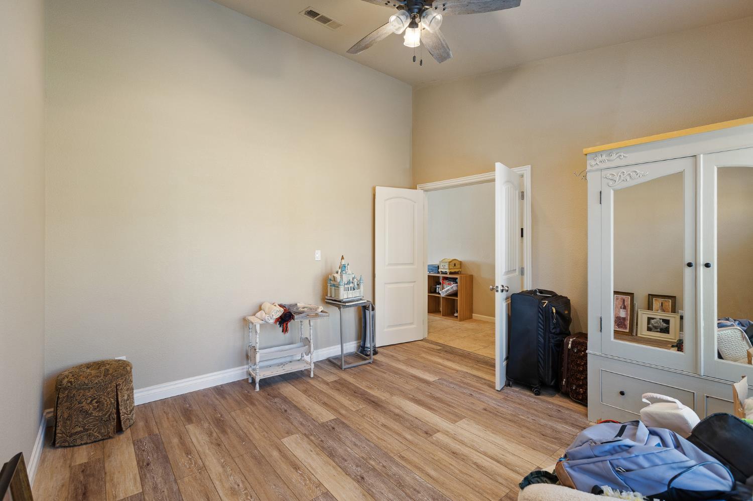 689 Montana De Oro St, Tulare, CA 93274