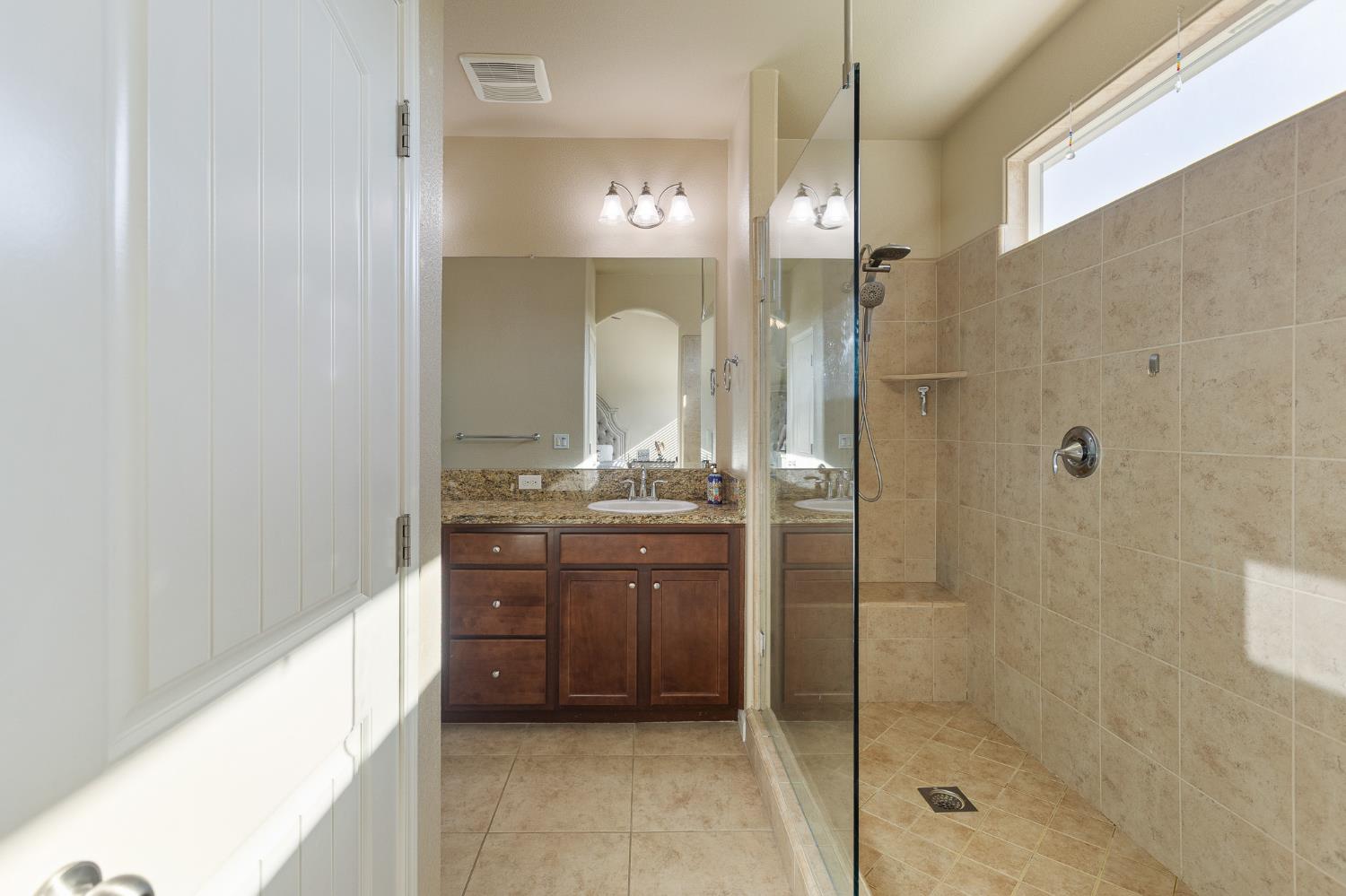 689 Montana De Oro St, Tulare, CA 93274