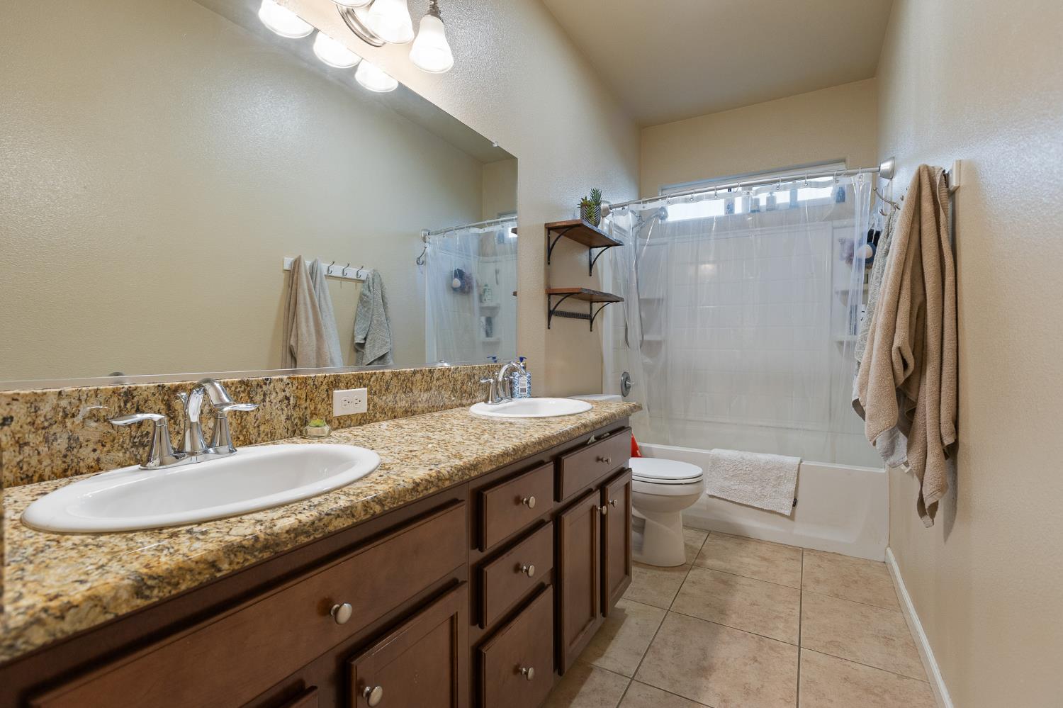 689 Montana De Oro St, Tulare, CA 93274