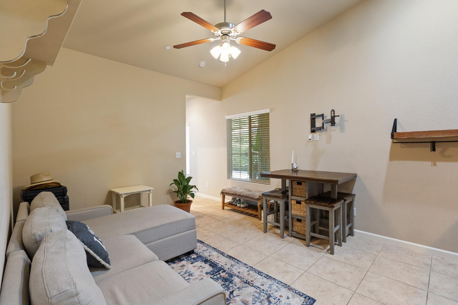 689 Montana De Oro St, Tulare, CA 93274
